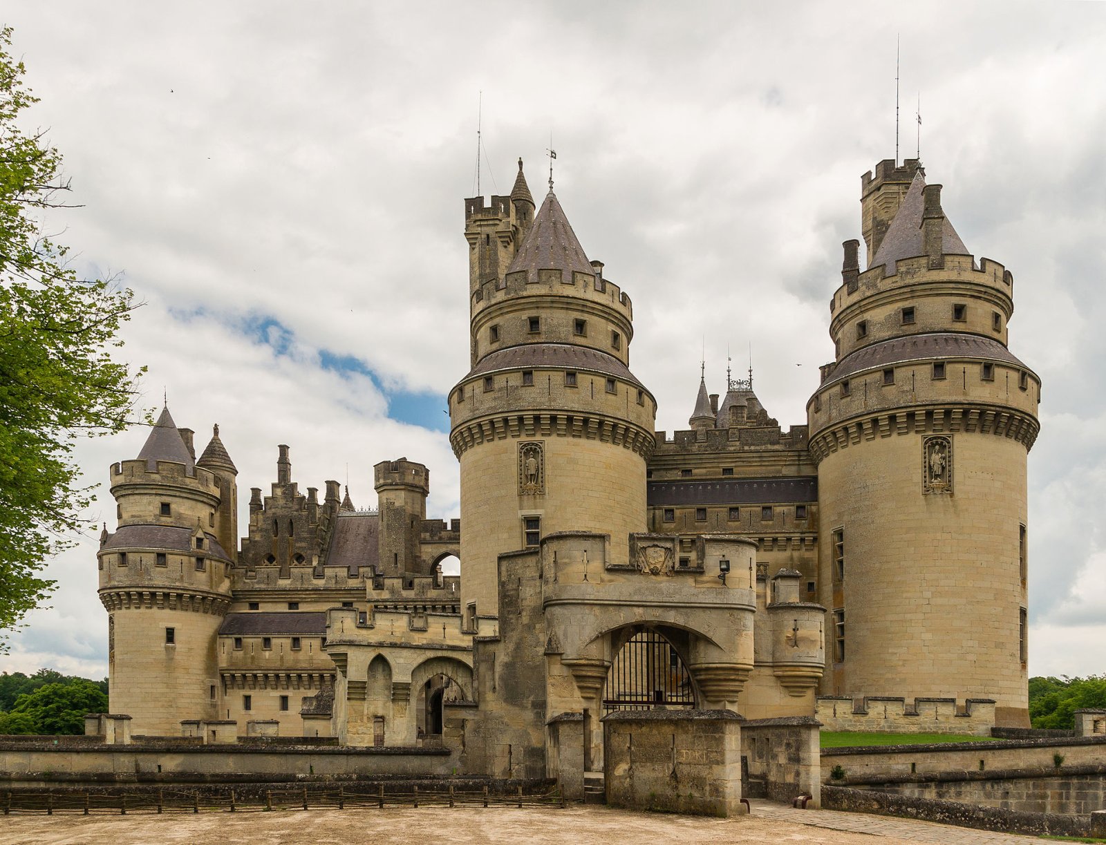 オクシタニーのピエールフォン城の魅力を発見する - Pierrefonds | Secret World Trip Planner