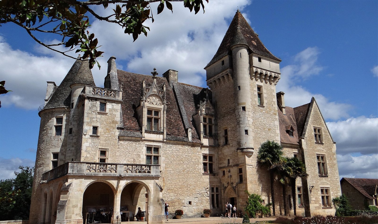 Discover Château des Milandes: History and Beauty in Dordogne - Saint-Vincent-de-Cosse | Secret World Trip Planner