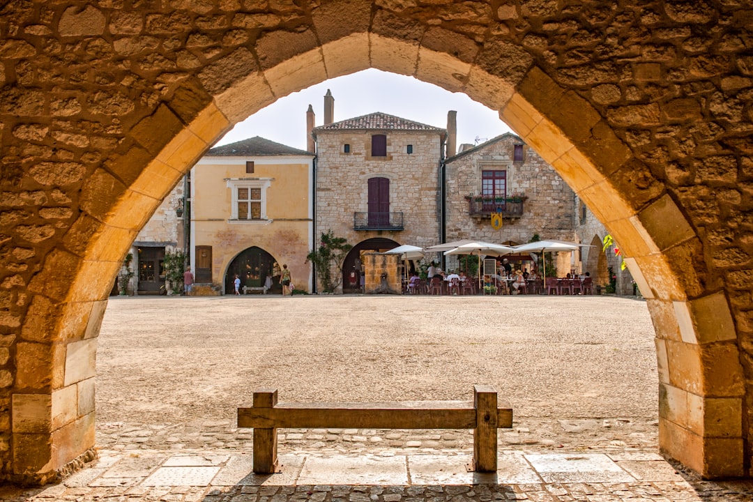 Entdecken Sie die Bastide de Monpazier: ein Juwel der Nouvelle-Aquitaine - Marsalès | Secret World Trip Planner
