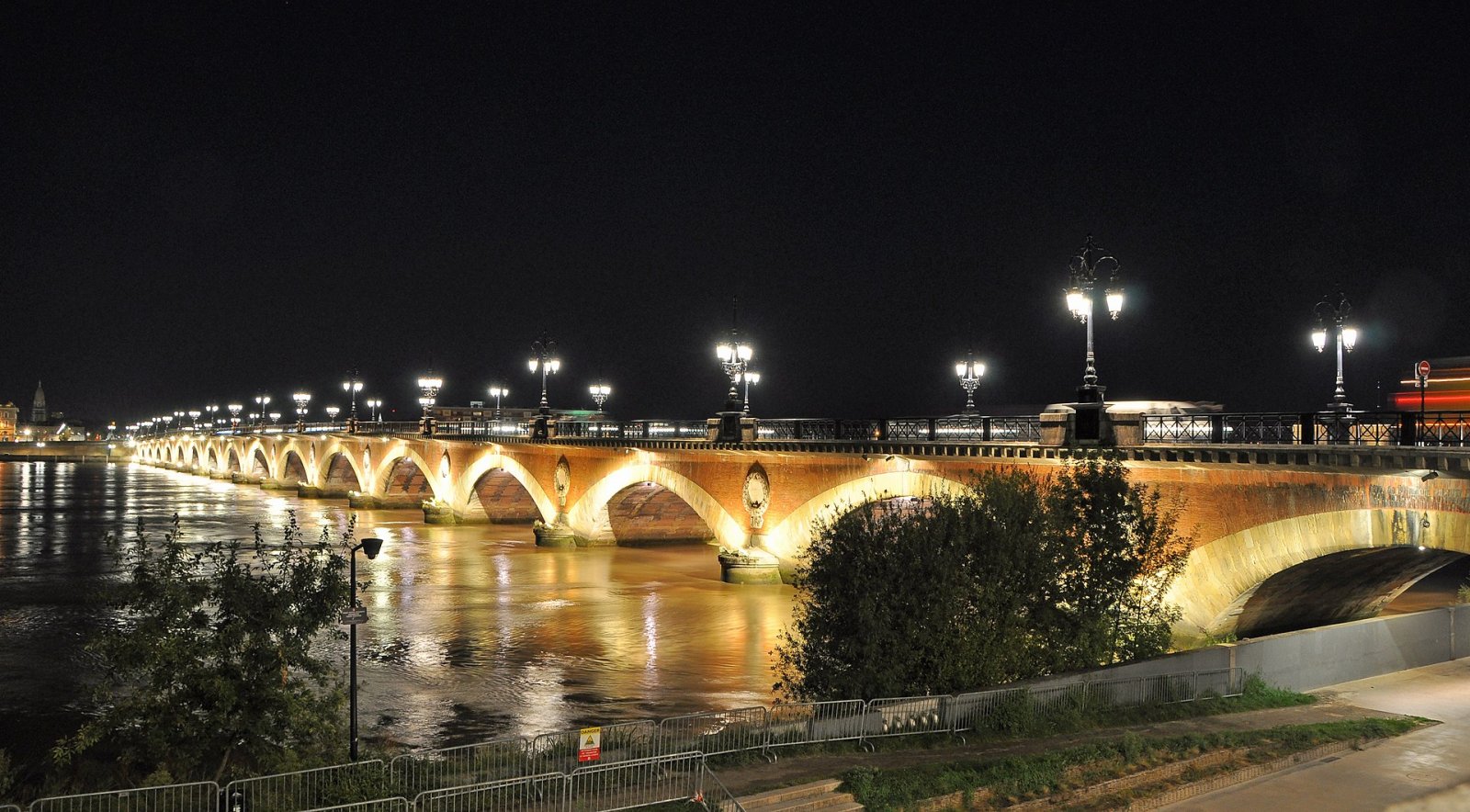 Descubre el Pont de Pierre de Burdeos: Historia y Belleza — Saint-Germain-et-Mons