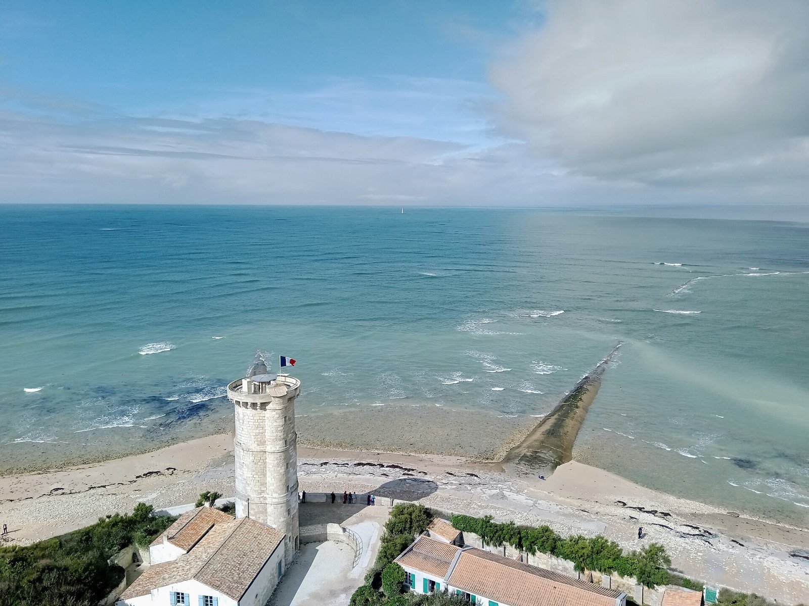 Discover the Phare des Baleines in Saint-Clément-des-Baleines - Noth | Secret World Trip Planner
