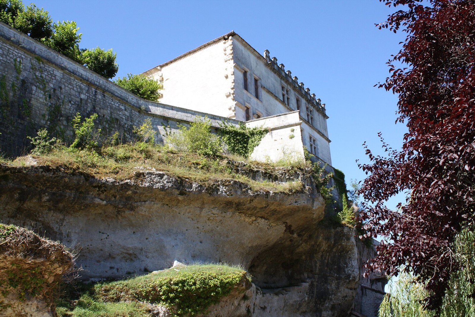 Découvrez le charme du Château de Bourdeilles en France - Bourdeilles | Secret World Trip Planner