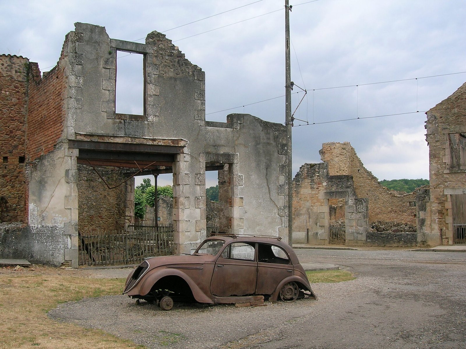 Oradour-sur-Glane entdecken: die Geisterstadt von Nouvelle-Aquitaine - Oradour-sur-Glane | Secret World Trip Planner