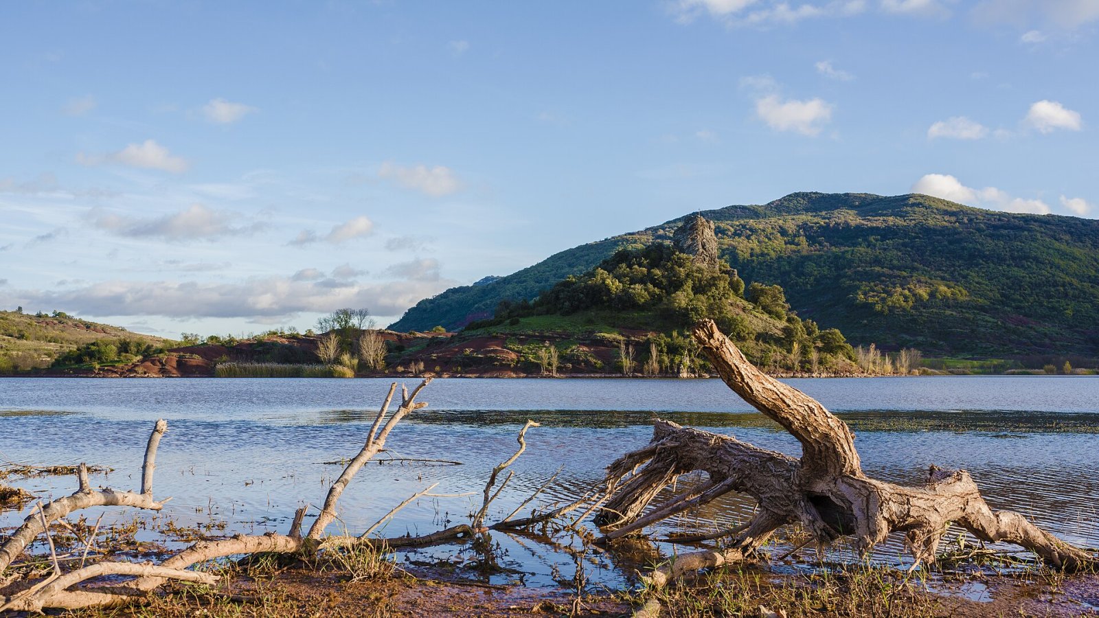 Scopri il Lac du Salagou: un gioiello della natura in Occitanie - Liausson | Secret World Trip Planner
