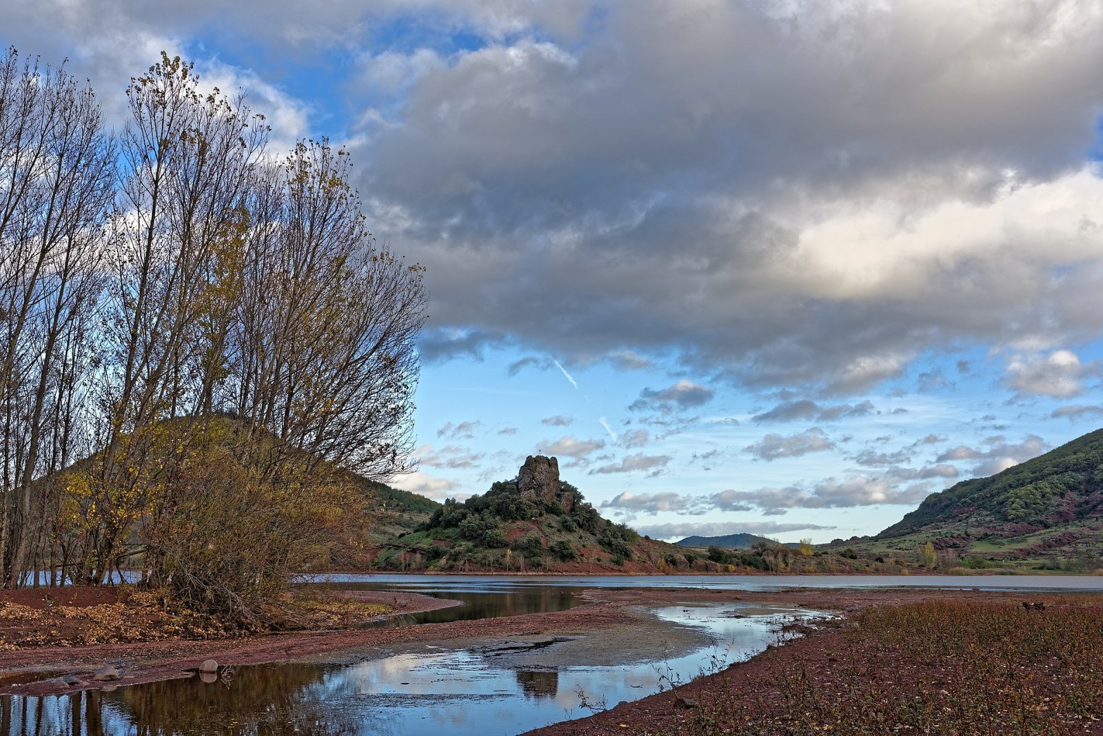 Entdecken Sie den Lac du Salagou: Ein Naturjuwel in Okzitanien — Liausson