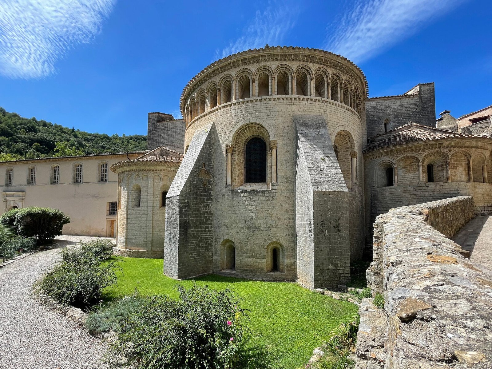 Entdecken Sie Saint-Guilhem-le-Désert: Ein mittelalterliches Juwel in Okzitanien - Puéchabon | Secret World Trip Planner
