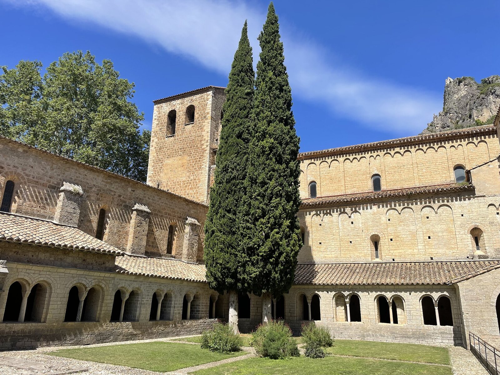 Découvrez Saint-Guilhem-le-Désert : Un bijou médiéval en Occitanie - Puéchabon | Secret World Trip Planner