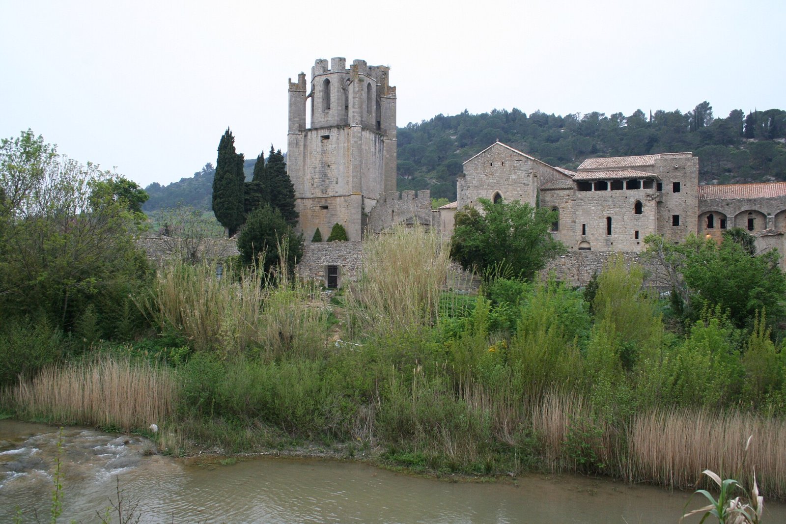 Descubre la Abbaye de Lagrasse: una joya cultural en Occitania - Lagrasse | Secret World Trip Planner