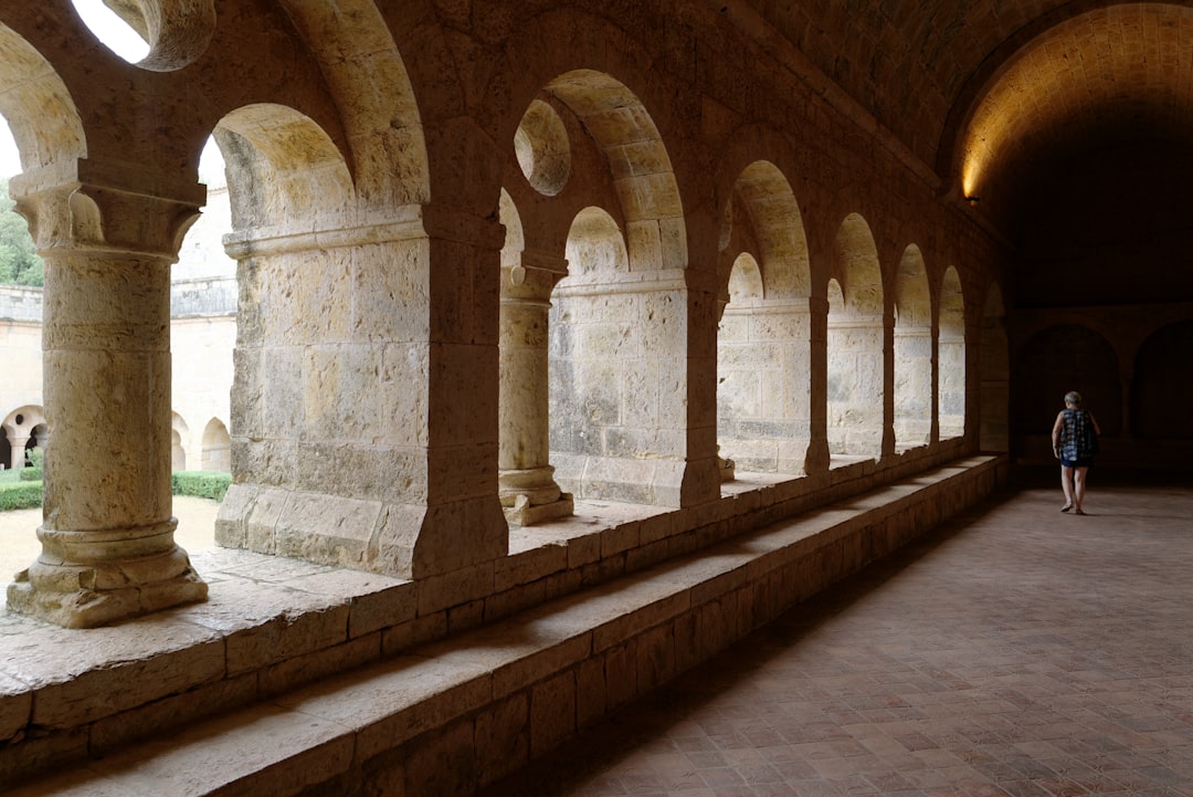Descubra a Abbaye de Lagrasse: um tesouro cultural na Occitânia - Lagrasse | Secret World Trip Planner