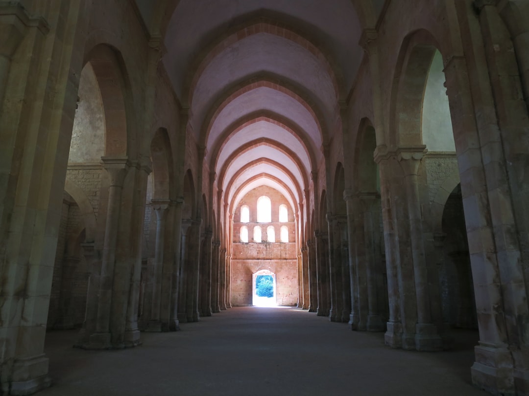 Откройте для себя Аббатство Лаграсс: культурное сокровище в Окситании - Lagrasse | Secret World Trip Planner