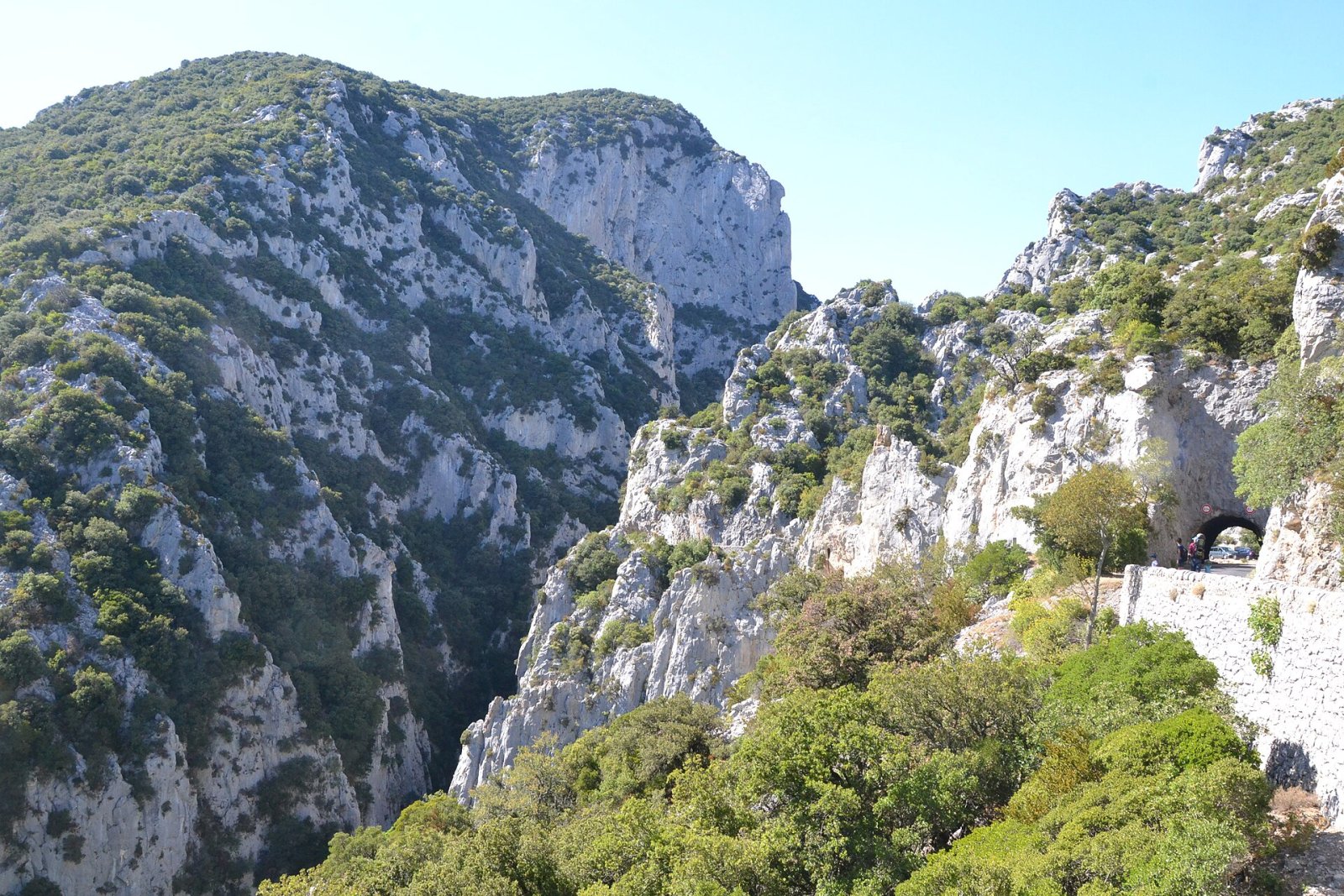 ガラミュス峡谷を発見：オクシタニーの自然の宝石 - Saint-Paul-de-Fenouillet | Secret World Trip Planner
