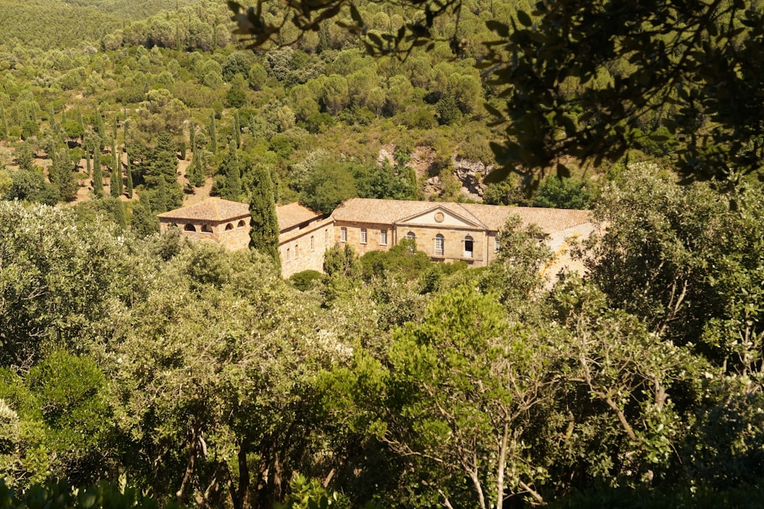 Descubre la Abbaye de Fontfroide: una joya cultural en Narbona - Narbonne | Secret World Trip Planner