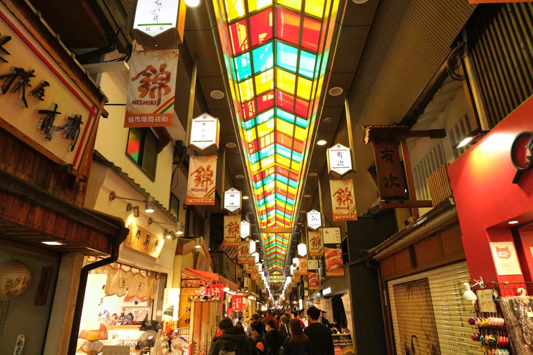 Descubre el Mercado Nishiki de Kioto: Un Viaje por los Sabores Japoneses - Kyoto | Secret World Trip Planner