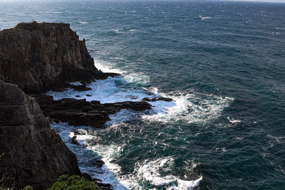 Découvrez les majestueuses falaises de Sandanbeki à Shirahama - Shirahama | Secret World Trip Planner