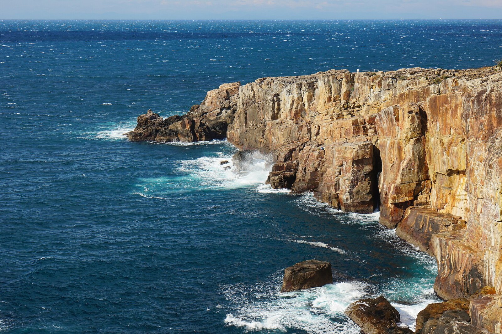 Descubre los Majestuosos Acantilados de Sandanbeki en Shirahama - Shirahama | Secret World Trip Planner