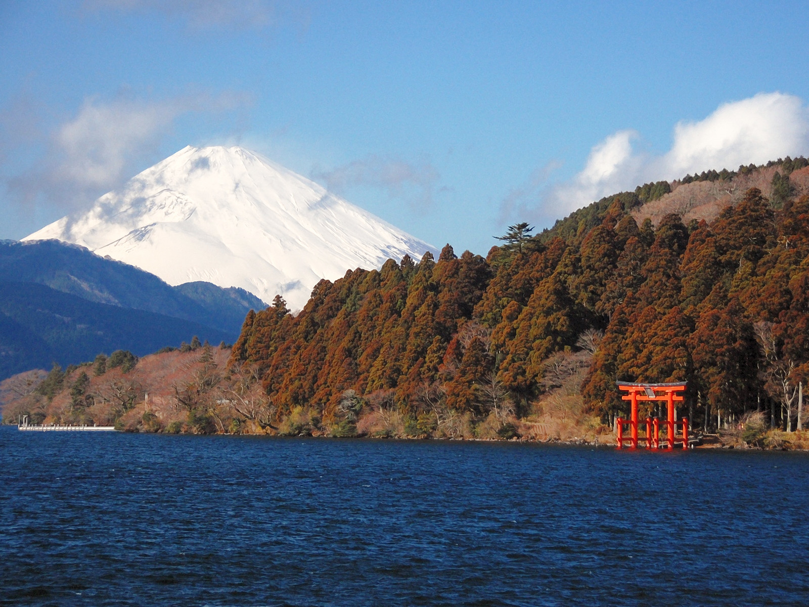 Scopri il Lago Ashi: un gioiello naturale nel cuore del Giappone - Hakone | Secret World Trip Planner