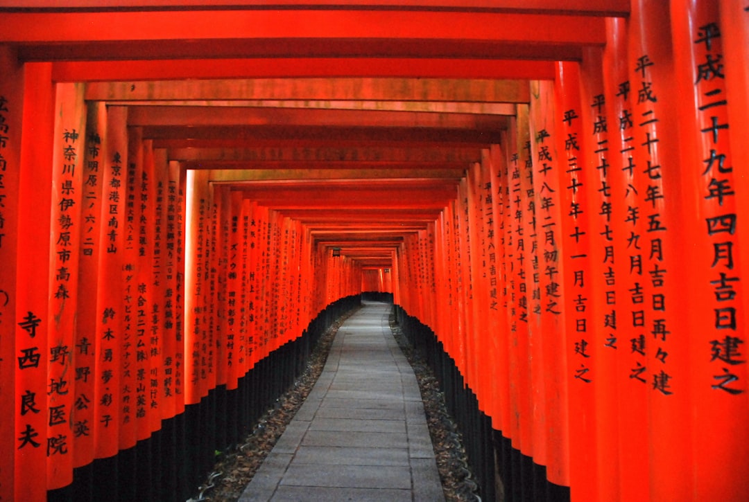 Santuário Fushimi Inari: uma viagem ao coração da cultura japonesa - Kyoto | Secret World Trip Planner