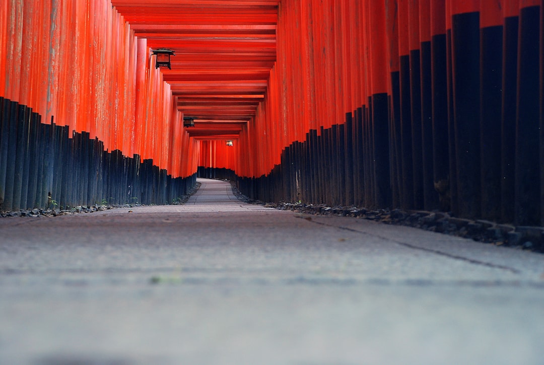 Santuário Fushimi Inari: uma viagem ao coração da cultura japonesa - Kyoto | Secret World Trip Planner