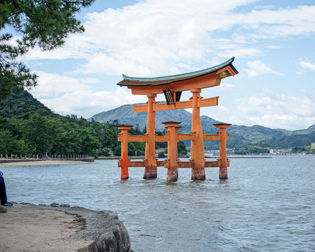 Découvrez le sanctuaire d'Itsukushima : un trésor culturel au Japon - Hatsukaichi | Secret World Trip Planner