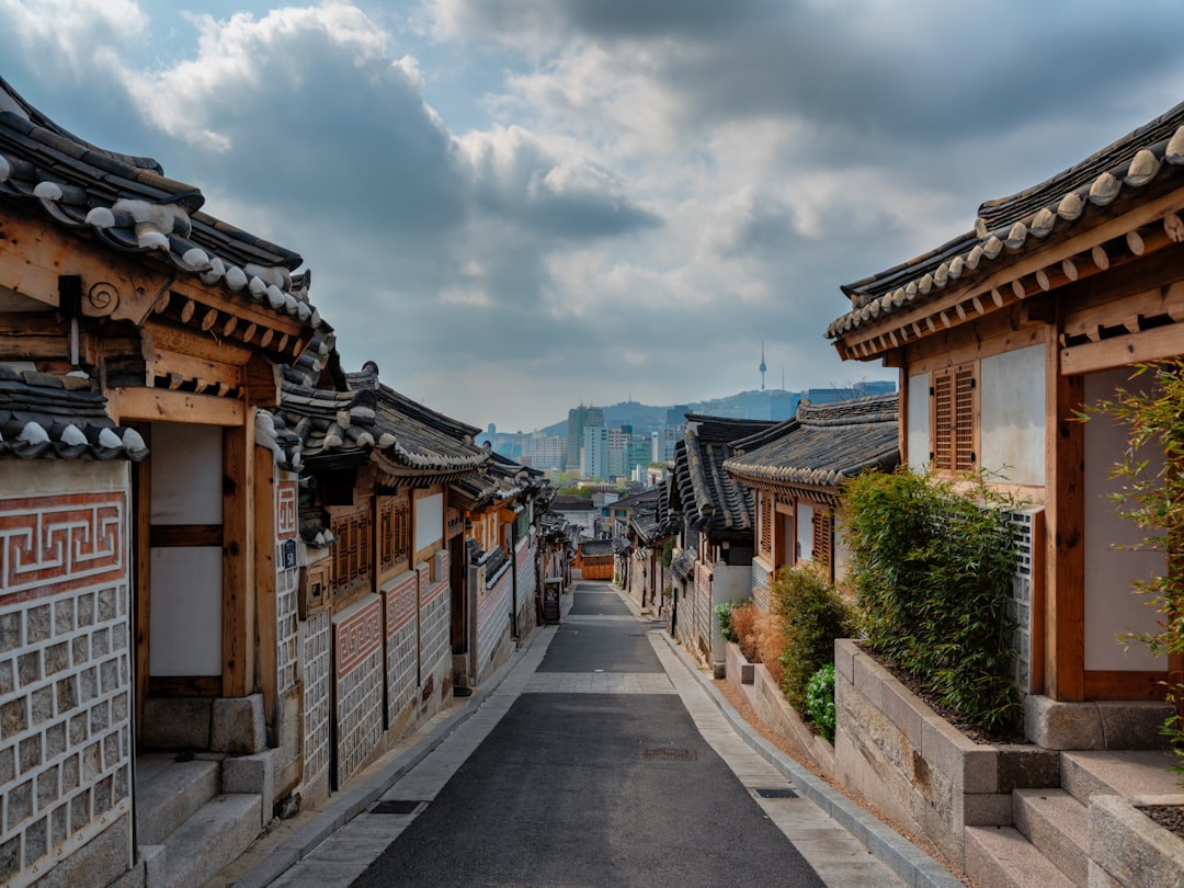 Découvrez Bukchon Hanok Village : le cœur traditionnel de Séoul - Jongno District | Secret World Trip Planner