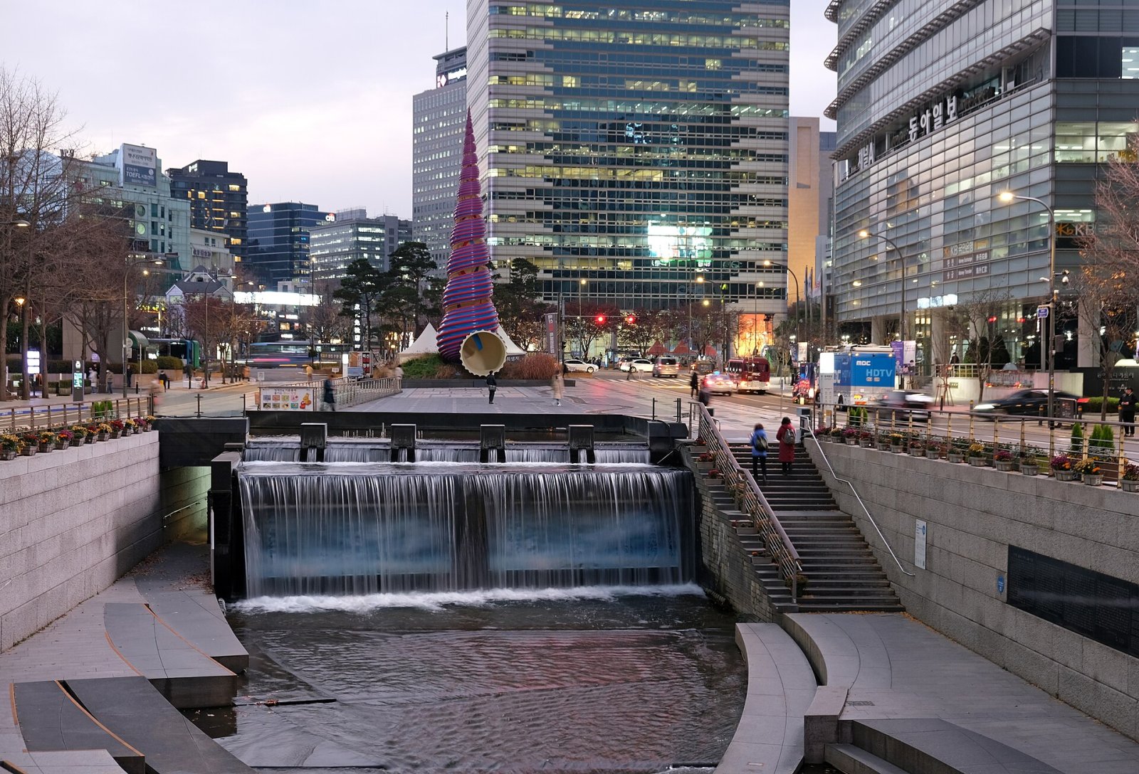 探索清溪川：首尔的自然瑰宝 - Jongno District | Secret World Trip Planner