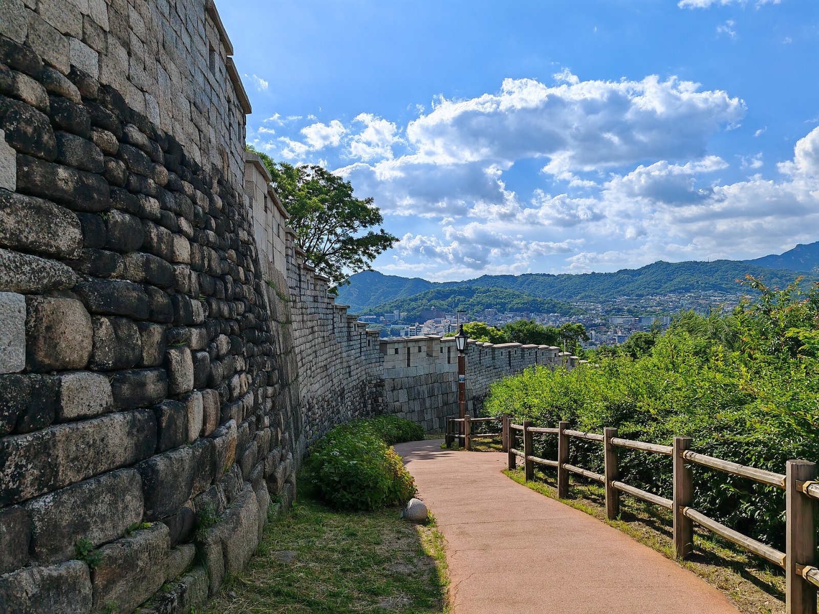 ソウル城壁の歴史を発見する：過去への旅 - Seongbuk District | Secret World Trip Planner