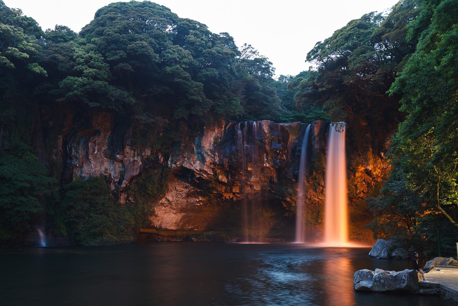 Entdecken Sie die Wunder des Cheonjiyeon Wasserfalls auf Jeju - Seogwipo | Secret World Trip Planner