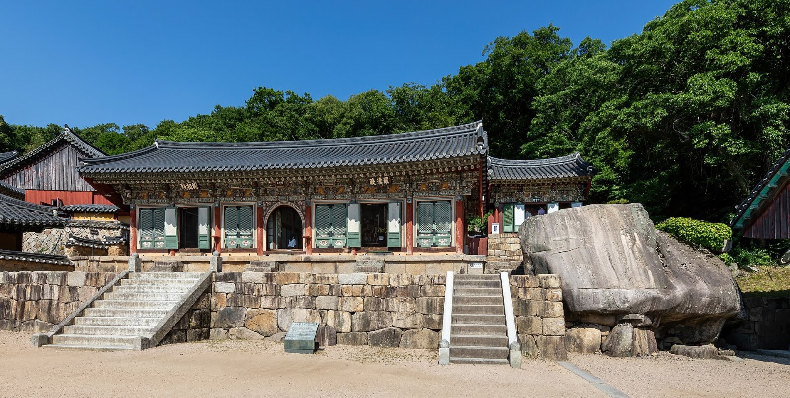 부산 범어사 탐험: 한국 문화 여행 - 73J5+Q8 Busan | Secret World Trip Planner
