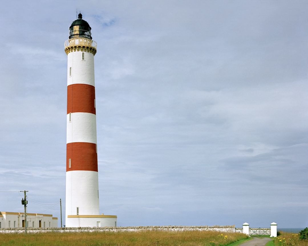 Entdecken Sie den Tarbat Ness Leuchtturm: ein Juwel Schottlands - V68F+29 Tain | Secret World Trip Planner