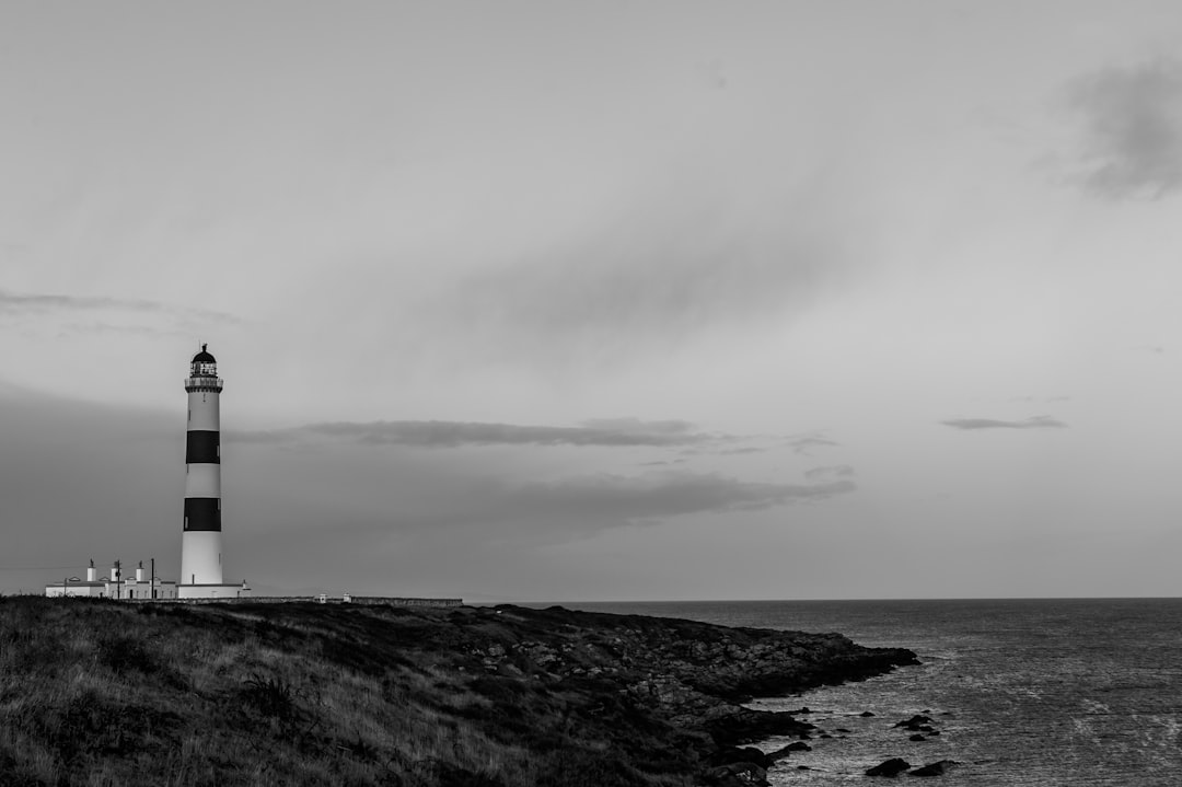 Descubre el Faro de Tarbat Ness: una joya de Escocia - V68F+29 Tain | Secret World Trip Planner