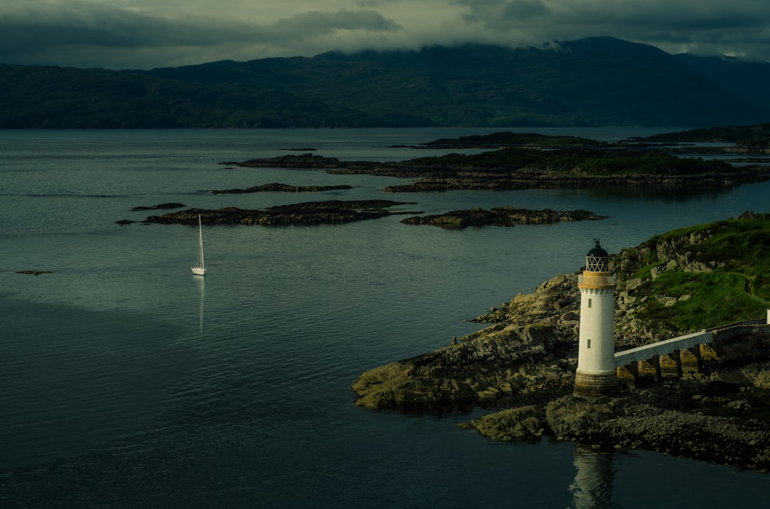 Scopri il Faro di Skervuile: un gioiello della Scozia - V5F9+MM Isle of Jura | Secret World Trip Planner