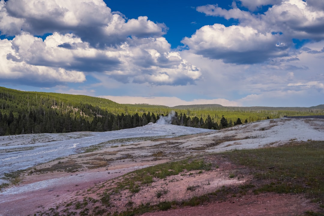 Scopri il Geyser Old Faithful: un tesoro naturale a Yellowstone | Secret World Trip Planner