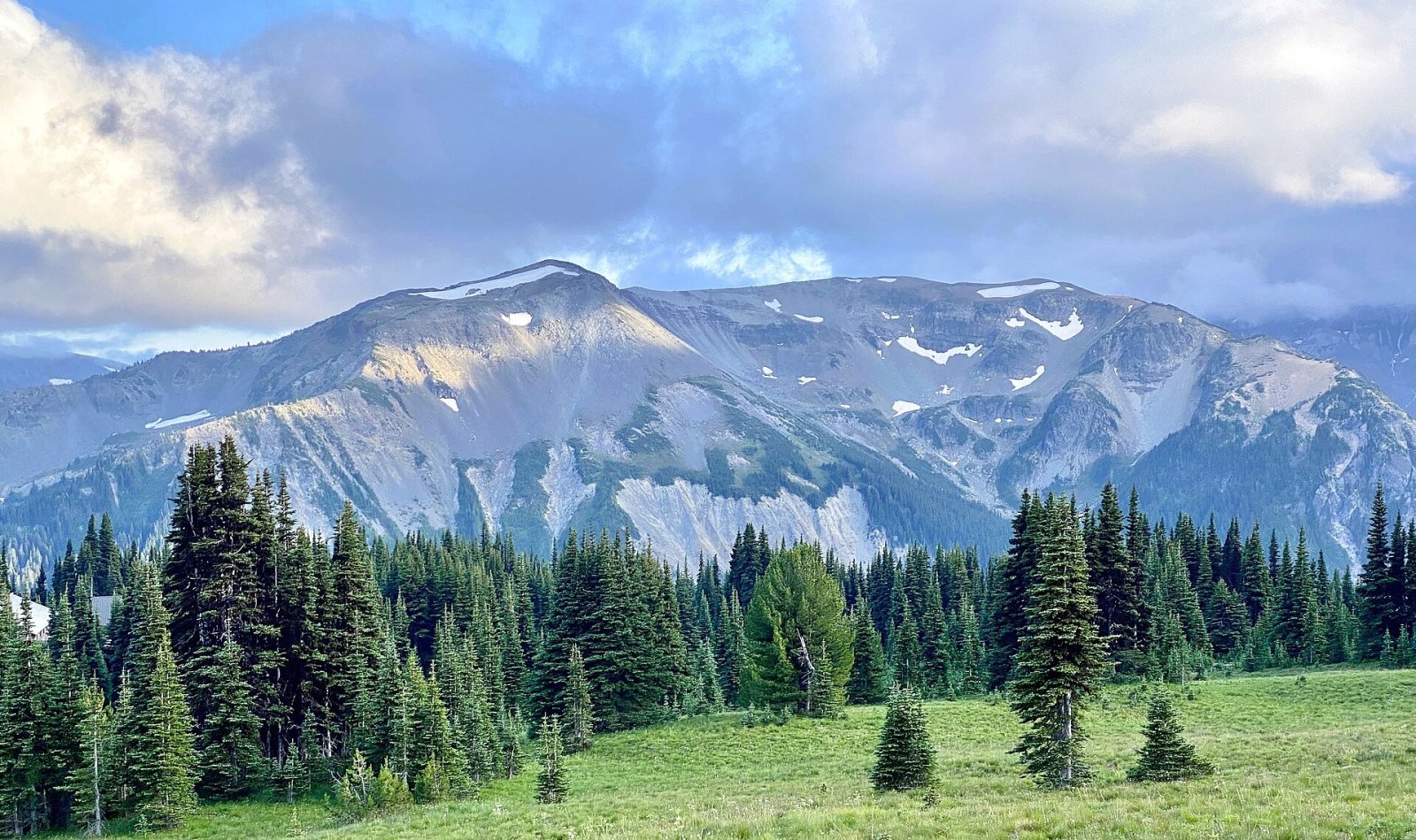 Découvrez la beauté à couper le souffle du parc national du Mont Rainier | Secret World Trip Planner