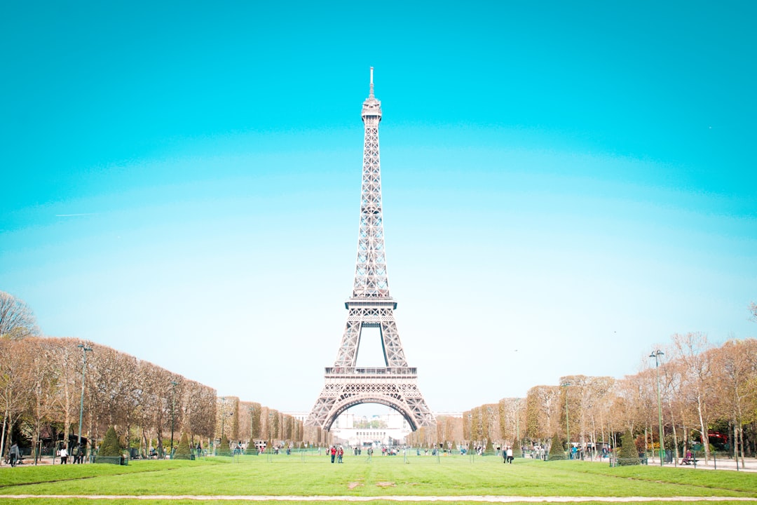Die Magie des Eiffelturms: Symbol von Paris - Av. Gustave Eiffel | Secret World Trip Planner