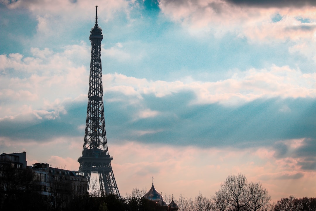 에펠탑의 마법: 파리의 상징 - Av. Gustave Eiffel | Secret World Trip Planner