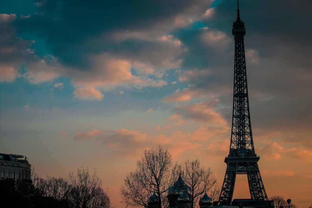 에펠탑의 마법: 파리의 상징 - Av. Gustave Eiffel | Secret World Trip Planner