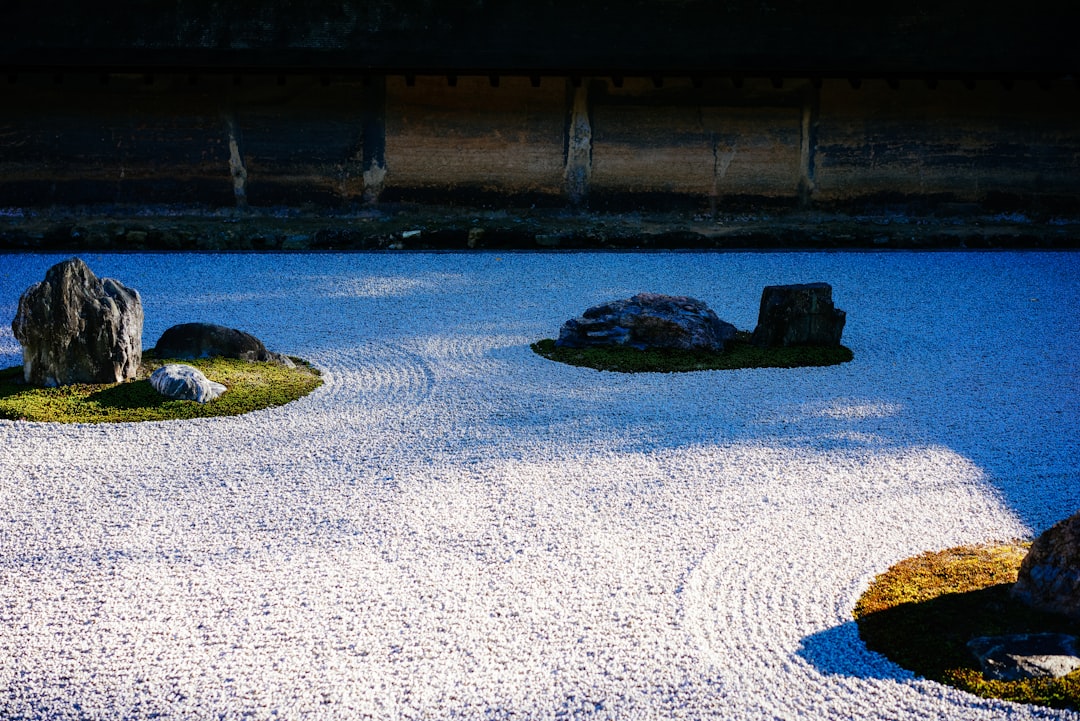 가레산수: 교토의 Zen 정원의 마법 - Kyoto | Secret World Trip Planner