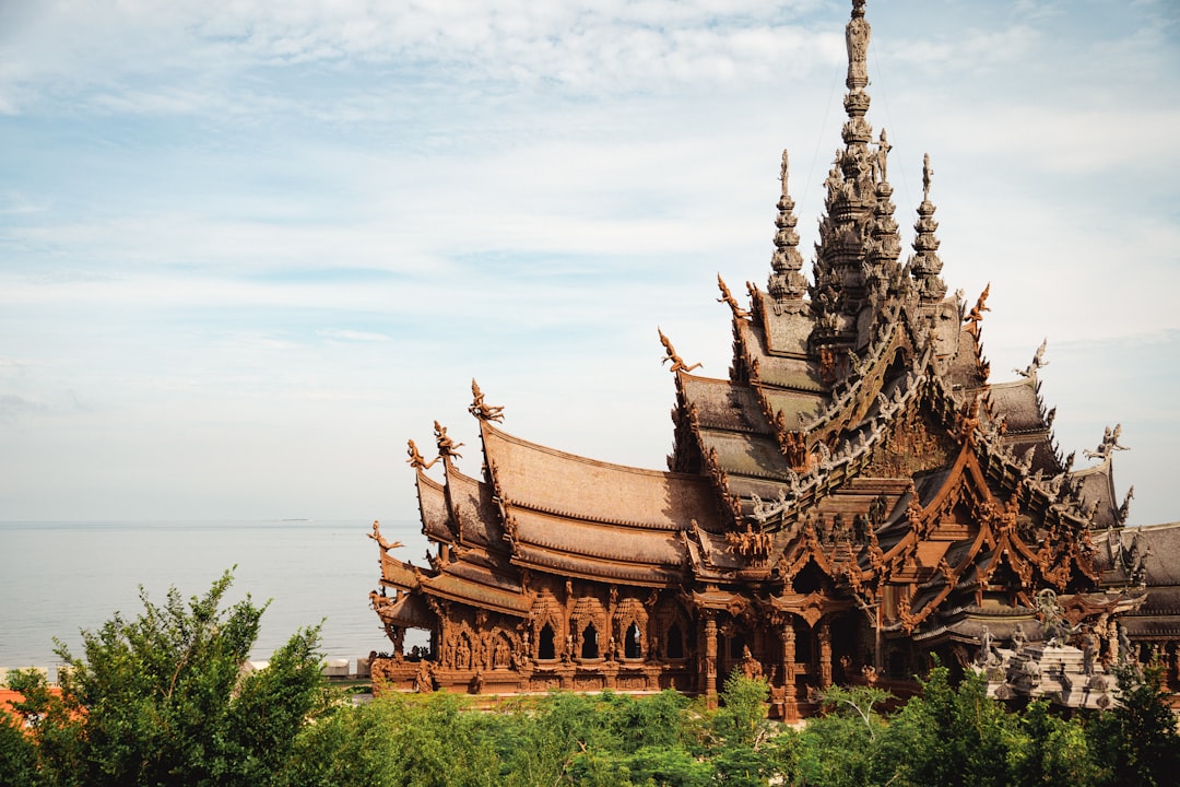 Entdecke die Magie der Nongnooch-Gärten in Pattaya - Sattahip District | Secret World Trip Planner