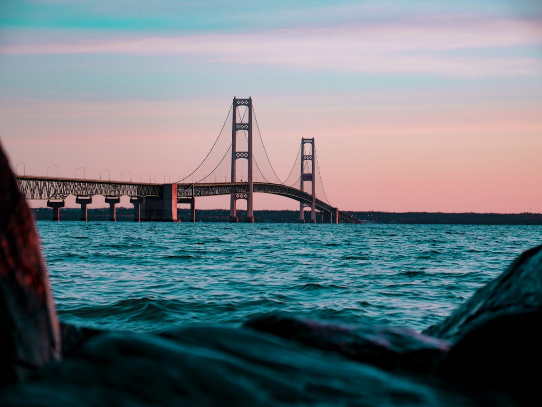 マキナック橋：二つの世界をつなぐ橋 - Mackinaw City | Secret World Trip Planner