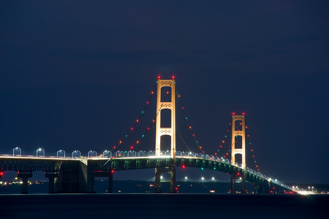 マキナック橋：二つの世界をつなぐ橋 - Mackinaw City | Secret World Trip Planner