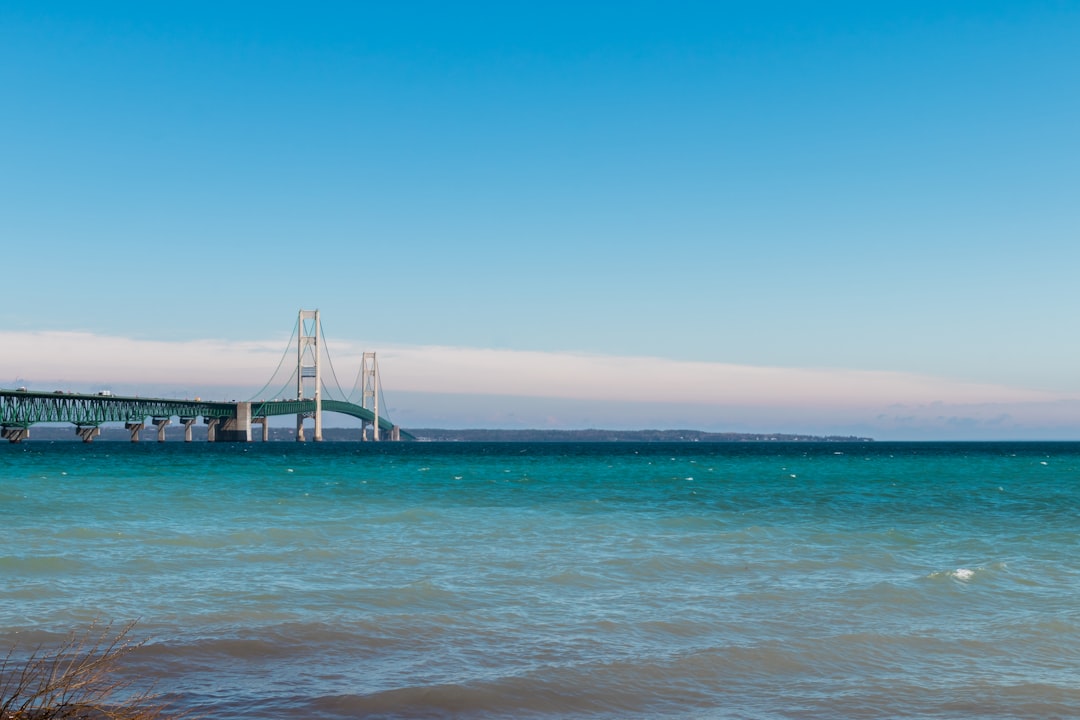 マキナック橋：二つの世界をつなぐ橋 - Mackinaw City | Secret World Trip Planner