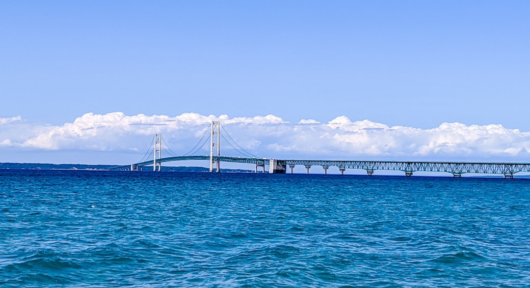 マキナック橋：二つの世界をつなぐ橋 - Mackinaw City | Secret World Trip Planner