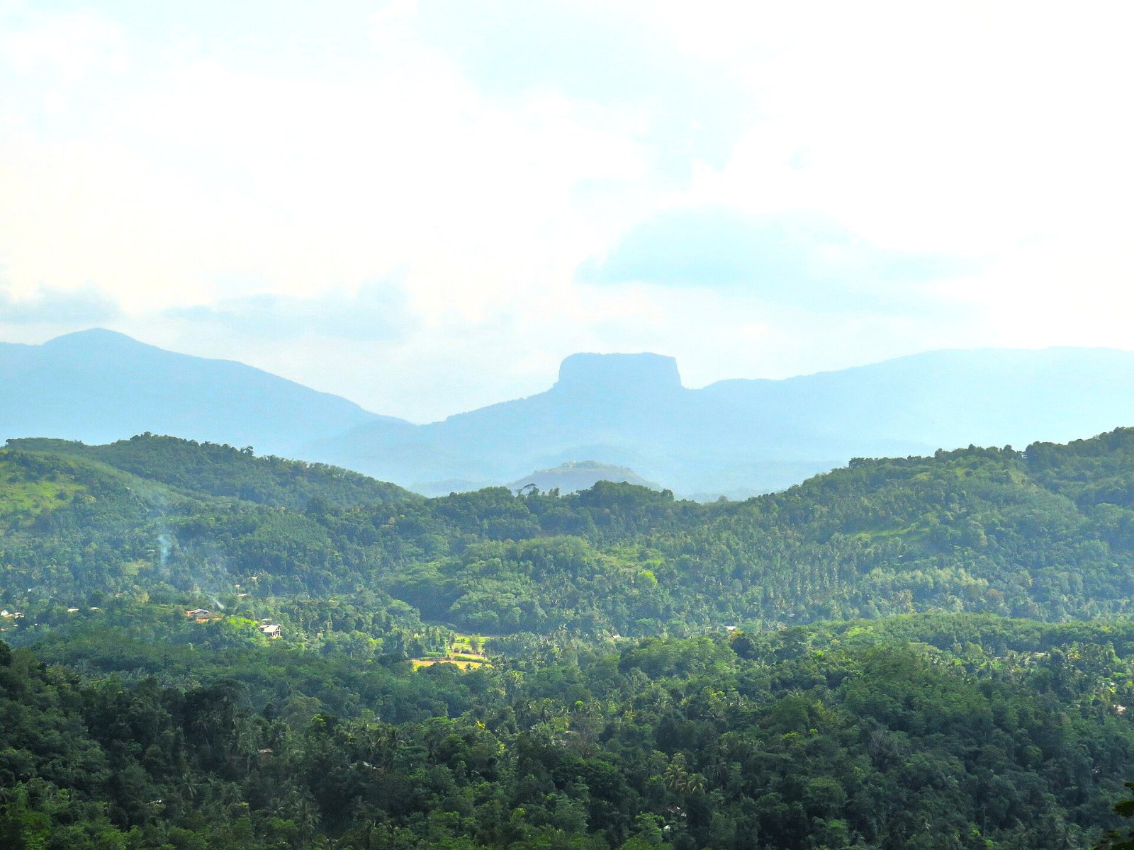 Entdecken Sie Bible Rock: der Berg, der Geschichten in Sri Lanka erzählt - Ussapitiya | Secret World Trip Planner