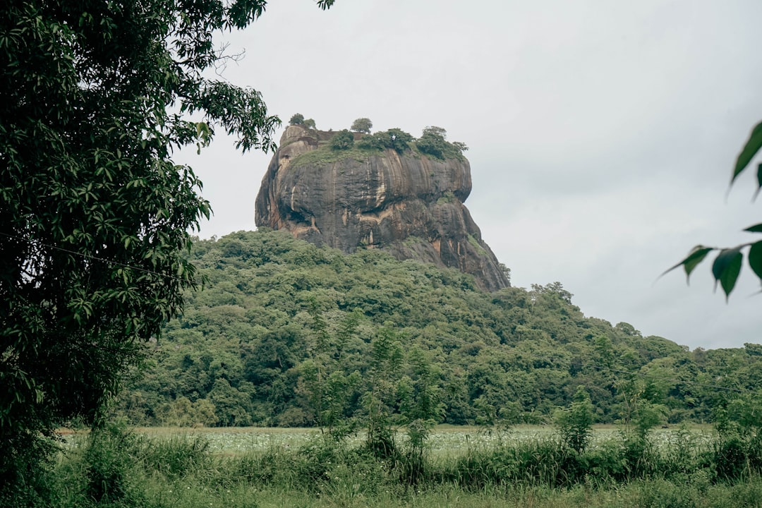 Descubre Sorabora Wewa: una joya histórica en el corazón de Sri Lanka - Badulla | Secret World Trip Planner