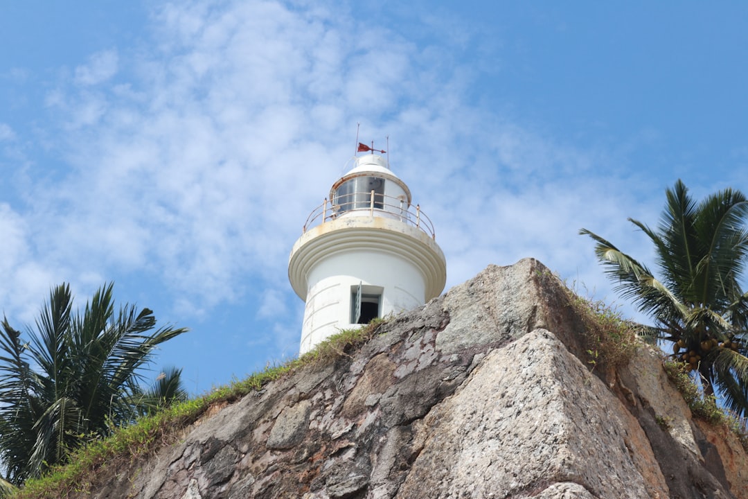 Entdecken Sie den Oluvil-Leuchtturm: Ein Juwel an der Küste von Sri Lanka - Oluvil | Secret World Trip Planner