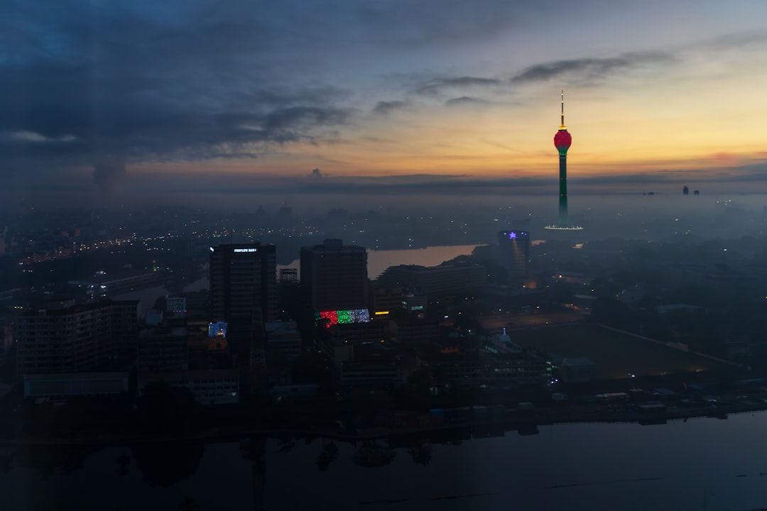Entdecken Sie den Lotus Tower: Symbol von Colombo und Sri Lanka - Colombo | Secret World Trip Planner