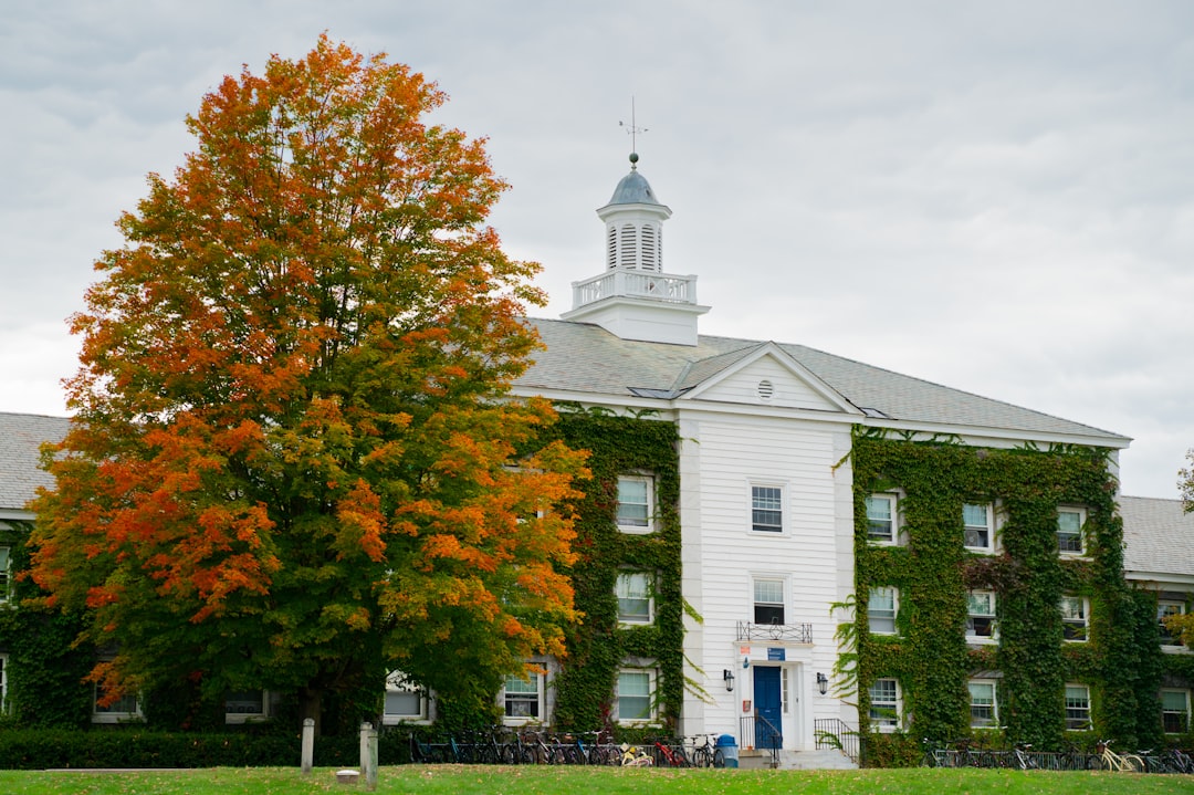 Vermont Automnal: La Magie de l'Automne à Stowe - FM8Q+44 Aral | Secret World Trip Planner