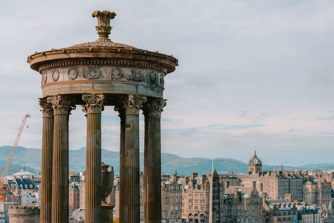 Découvrez Calton Hill : le cœur culturel d'Édimbourg | Secret World Trip Planner