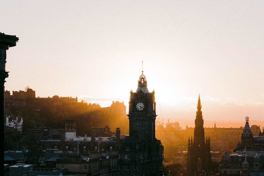 Descubre Calton Hill: el corazón cultural de Edimburgo | Secret World Trip Planner