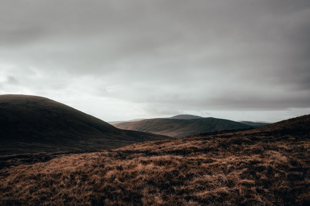 Découvrez les majestueuses Mourne Mountains : Nature et aventure en Irlande du Nord | Secret World Trip Planner